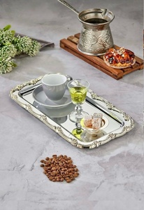 Bandeja de Almacenamiento Rectangular Clásica de Metal con Borde Dorado y Acabado Pulido para Uso en Mesa - Product Image 4