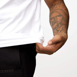 เสื้อยืดสีขาวคุณภาพสูง 240 GSM ทรงหลวม ไหล่ตก ผ้าคอตตอนหนานุ่ม เสื้อยืดโอเวอร์ไซส์ทรงหลวมไหล่ตก สำหรับผู้ชาย - Product Image 5