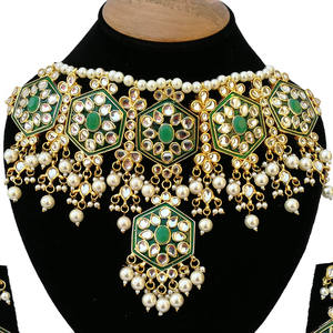 Ensemble collier et boucles d'oreilles plaqué or style Polki de créateur, orné d'élégantes perles, idéal pour les fiançailles, les mariages et les soirées. - Product Image 2