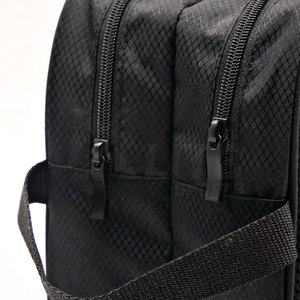 Sac de Transport Haute Qualité pour Gants de Gardien de But de Football en Nylon, Fermeture Éclair Sécurisée, Thermique, Respirant et Portable - Product Image 3