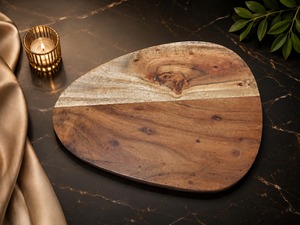 Planche à découper ronde en bois artisanale, planche à découper en bois naturel, planche de service pour la cuisine, le restaurant et la maison - Product Image 1