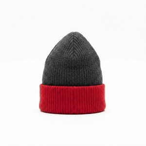Gorro de Punto Personalizado en Gris Carbón y Rojo, Gorro de Invierno Cálido con Puño y Logotipo Bordado - Product Image 4