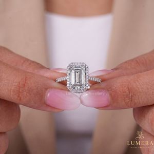 Anillo de compromiso de lujo con diamante de laboratorio de corte esmeralda y halo con banda pavé para mujer, joyería fina para boda - Product Image 3