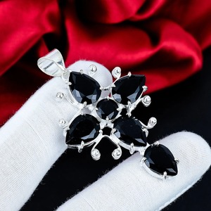 Colgante de Cruz con Piedra de Ónix Negro, Joyería Hecha a Mano en Plata de Ley 925 para Regalos de Aniversario y Boda - Product Image 1