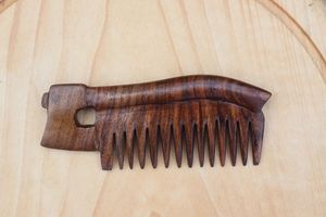 Mini peigne en bois artisanal naturel, peigne de poche en bambou fait à la main, article écologique - Product Image 2