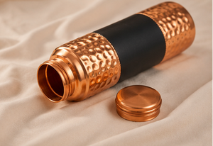 Bouteille d'eau en cuivre, finition martelée artisanale, design minimaliste portable, pour les voyages - Product Image 5