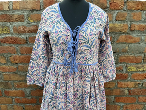 เดรสยาวผ้าฝ้ายพิมพ์ลายด้วยมือ 100% พร้อมงานปักและพู่ห้อย สไตล์ลำลองลายดอกไม้ ชุดยาวแบบอินเดีย ราคาขายส่ง - Product Image 3