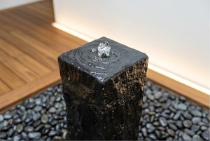 Juego de 3 Fuentes de Agua con Columnas Cuadradas de 15x15cm, Pilares de Basalto de Piedra Natural Perforada, Bordes Tallados a Mano, Cascada para Jardín - Product Image 4