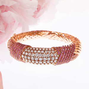 Brazalete de Oro Rosa con Diamantes Redondos de Corte Brillante y Patrón Geométrico para Mujer, Joyería de Moda - Product Image 2
