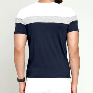 Camiseta de Algodón Premium para Hombre |   Camiseta Heather Grey Obsidian y Crimson Color Block |   Ropa Deportiva Urbana para Gimnasio, Cuello Redondo, Estilo Atlético - Product Image 4