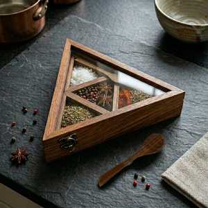 Organisateur d'épices en bois au design unique avec couvercle transparent pour le rangement des masala, idéal pour la cuisine, comme cadeau ou pour la présentation, en vente - Product Image 3