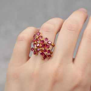 Bague de luxe en rubis rose, design feuille, conçue pour une élégance romantique, une beauté naturelle et un attrait intemporel de bijoux haut de gamme - Product Image 2