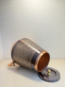 Distributeur d'eau en cuivre foncé antique de qualité supérieure, réservoir de 5 L, motif floral damassé gravé, Matka ayurvédique, Matka métallique anti-fuite avec robinet - Product Image 6