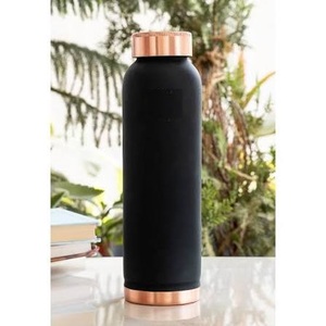 Bouteille d'eau minimaliste moderne noire avec couvercle et base en cuivre, portable pour les voyages - Product Image 1