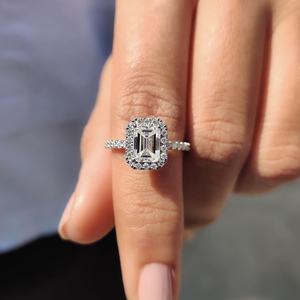 Anillo Clásico Halo con Moissanita Corte Esmeralda de 1.5CT, Brillante, Plata de Ley 925 Original, Regalo de Aniversario o Promesa para Amigos - Product Image 3