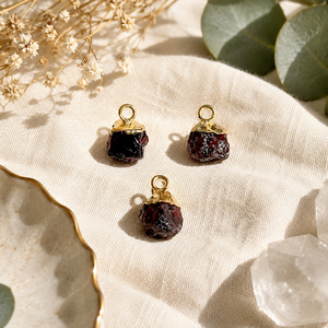 Colgante de Granate Natural |   Colgante de Piedra Preciosa Chapado en Oro |   Suministros para la fabricación de joyas con piedras de nacimiento de enero - Product Image 1