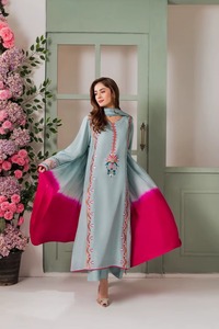Ensemble Salwar Kameez Traditionnel pour Femme Bleu Clair avec Manches Teintées Rose, Broderie Florale, Coton, Coupe Ample, Longueur Cheville - Product Image 5