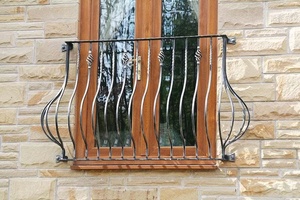 Balustrade de balcon traditionnelle en fer forgé à fixation murale, avec une finition résistante à la rouille, un montage facile et un design élégant. - Product Image 3