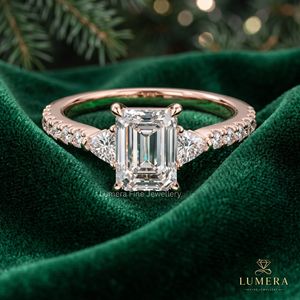 Anillo de Diamantes de Tres Piedras con Banda Pavé de Moda, Oro Rosa Sólido, Esmeralda y Diamante de Corte Trillón, Anillo de Promesa para Mujer - Product Image 2