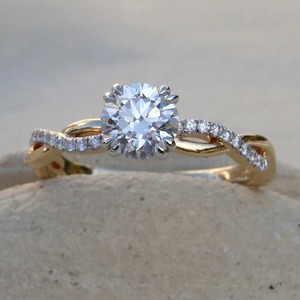 Anillo de compromiso de moissanita de corte redondo de 1.29 TCW con engaste de púas cruzadas, anillos de moissanita - Product Image 1