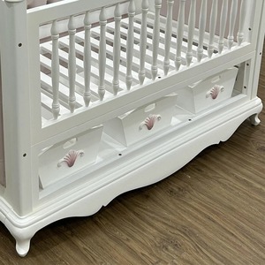 Lit bébé classique de luxe en bois avec tête de lit rembourrée et tiroirs de rangement, mobilier élégant pour chambre de bébé, vente en gros - Product Image 6