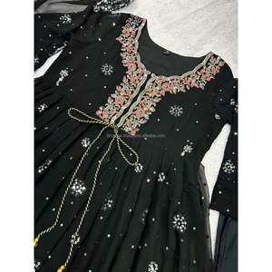 VESTIDO FOX GEORGETTE CON TRABAJO DE SECUENCIA DE 5MM CON MANGAS COMPLETAS CON REBORDE CON INTERIOR DE SEDA (TOTALMENTE COSTADO - Product Image 1