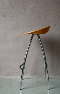Tabouret de bar moderne en bois avec siège ergonomique incurvé et design robuste à quatre pieds, parfait pour le comptoir de cuisine et la salle à manger - Product Image 4
