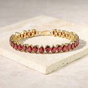 Bracelet à breloques en rubis de laboratoire taille poire en argent sterling plaqué or 14 carats, bijoux élégants et luxueux pour femmes - Product Image 2