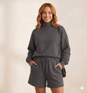 Ensemble short et haut à col montant classique pour femme – Tenue d'hiver confortable, douce et chaude pour la détente – Vêtements quotidiens simples et élégants - Product Image 1