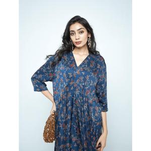 Vestido de corte asimétrico en modal con estampado Fluttergarden, diseñado con mangas ¾, parte inferior fluida y suave, y detalle de lazo en la espalda. - Product Image 3