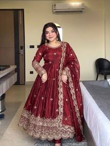 AARIKA TEXTILE Lehenga Choli en soie pure rouge, coupe classique, longueur standard, tenue de mariage traditionnelle pour femmes, style Inde Pakistan, toutes tailles - Product Image 2