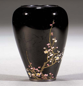 Jarrón alto blanco en forma de lágrima con texturas de ondas doradas y flores de cerezo. Productos de belleza a precios de mayorista. - Product Image 5