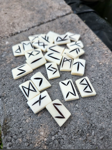 PERFECT ENTERPRISES Dés à runes religieux en os de buffle poli, faits à la main, de haute qualité, avec design et taille personnalisables - Product Image 2
