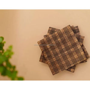 Posavasos de Madera de Mango con Patrón Hexagonal |   Diseño Geométrico Artesanal |   Decoración de Mesa Rústica Moderna |   Última Colección de Madera - Product Image 6