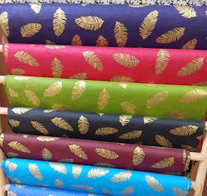 Papel de Regalo Navideño con Diseño Floral y Detalles Metalizados, Hecho a Mano, para Decoración - Product Image 1