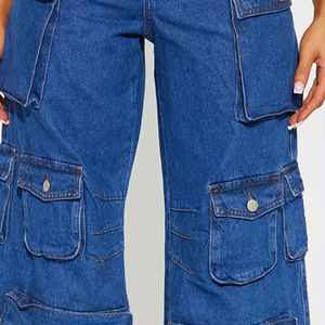 Jean cargo en denim taille haute à jambes larges pour femme, coupe ample multi-poches, en coton bleu - Product Image 2
