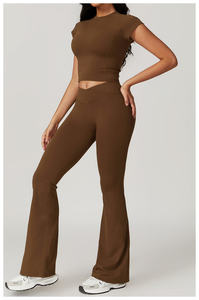 Ensemble de yoga pour femme : Crop top côtelé violet à col en V et dos nageur, leggings taille haute, manches longues, couleur unie, respirant, séchage rapide, devant - Product Image 2