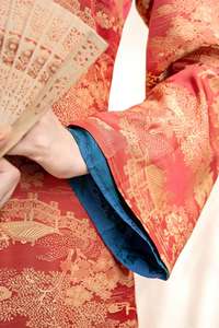 Nouvelle Robe Ao Dai Vietnamienne Réversible à 4 Panneaux, Coupe Droite en A, Brocart Rose, Style Élégant et Doux KAD06 - Product Image 5
