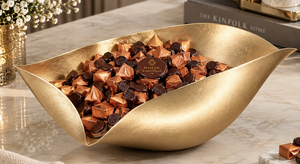 Bol de service en métal doré sculpté de luxe avec bords incurvés en forme de pétales, centre de table décoratif pour bonbons, noix et snacks - Product Image 6