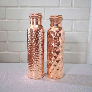 Bouteille d'eau en cuivre pur de haute qualité, finition martelée, vaisselle ayurvédique, produit éco-responsable, bouteille pour la santé holistique, fitness - Product Image 2