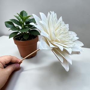 Flores de Madera Sola Dahlia Snow Star Hechas a Mano y Sostenibles de VADEE Craft, Tamaño 8.5 CM, Varilla de Fibra Vegetal de Sesbania, Hecho en Tailandia - Product Image 4
