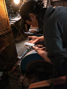 Couteau de cuisine Gyuto Tosa-uchihamono avec lame en acier au carbone, manche en bois, construction forgée ambidextre, respectueux de l'environnement, fabriqué au Japon - Product Image 3