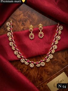 Conjunto de Collar y Aretes de Oro con Incrustaciones de Kundan y Perlas, Joyería de Boda para Mujer, Estilo Clásico, Diseño Geométrico - Product Image 3