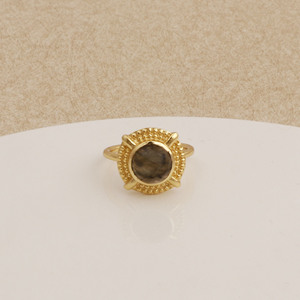 Anillo Solitario Redondo de Rutilo Negro Natural Ajustable Estilo Boho - Anillo de Declaración con Halo de Cuentas Doradas - Joyería Gruesa de Latón Hecha a Mano - Product Image 2