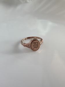 Anillo de Sello Ovalado Gótico Vintage Personalizado con Inicial, Joyería Gótica Delicada, Anillo con Letra Personalizada, Regalo de Boda para Mamá, Anillo Unisex de Plata - Product Image 2