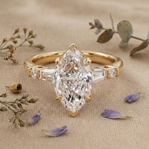 Bague de fiançailles en moissanite taille marquise pour femme, or 14 carats, solitaire, pierres latérales baguette, luxe moderne minimaliste, IGI - Product Image 1