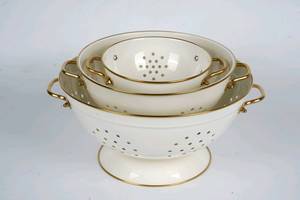 Les passoires métalliques reflètent une qualité artisanale et une attention aux détails, leur toucher solide rehausse les expériences culinaires quotidiennes. - Product Image 6