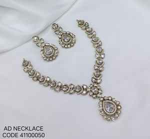 Parure de bijoux de haute qualité, plaqué or, avec zircon, motif floral, style ethnique traditionnel, comprenant collier, boucles d'oreilles et Maang Tikka, pour mariage indien et fêtes - Product Image 1