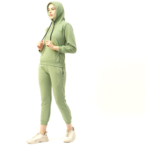 Ensemble de jogging d'hiver de haute qualité pour femmes, comprenant un sweat à capuche oversize à manches longues et épaules tombantes avec poches, et un pantalon de survêtement. - Product Image 1