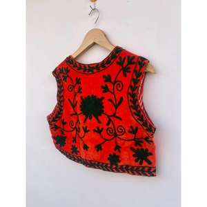 Chaleco Corto Reversible de Terciopelo de Algodón Bordado Suzani Hecho a Mano con Doble Abotonadura, Rojo Festivo, Regalo para Ella - Product Image 5